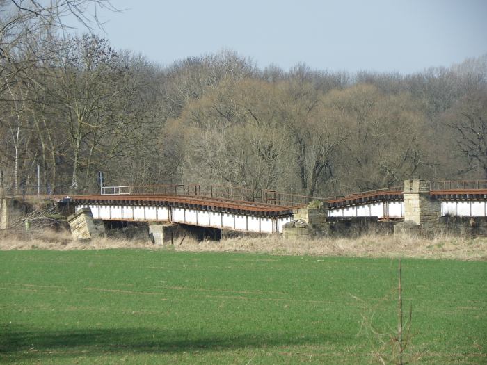 Close-up of the collapsed spans. 